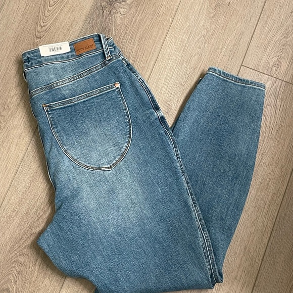 JUDY BLUE Butt Lifting/Tummy Control Stretch Jeans - Picture 6 of 12